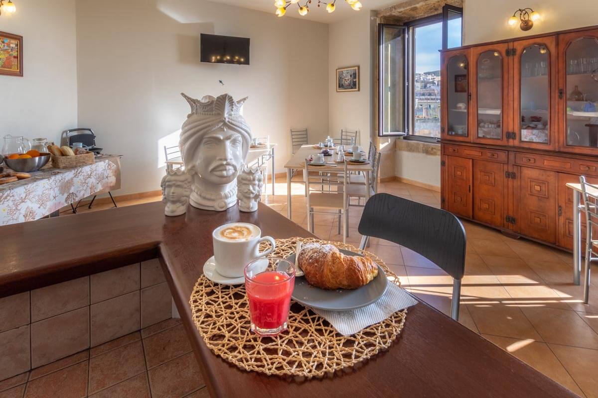 sala-colazione-bb-villa-rosaria-noto-10