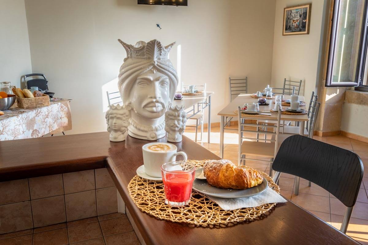 sala-colazione-bb-villa-rosaria-noto-11