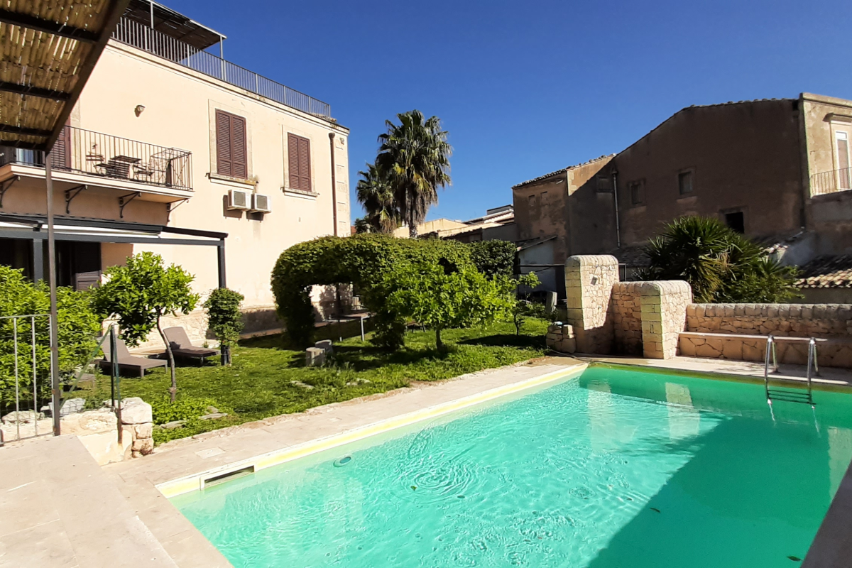 Piscina e solarium di Villa Rosaria Rooms a Noto