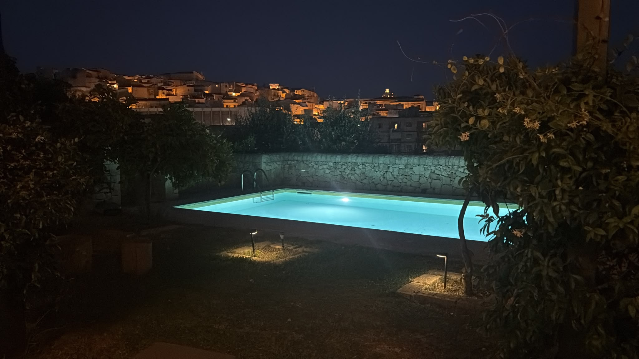 Ambiente esterno di Villa Rosaria Rooms a Noto